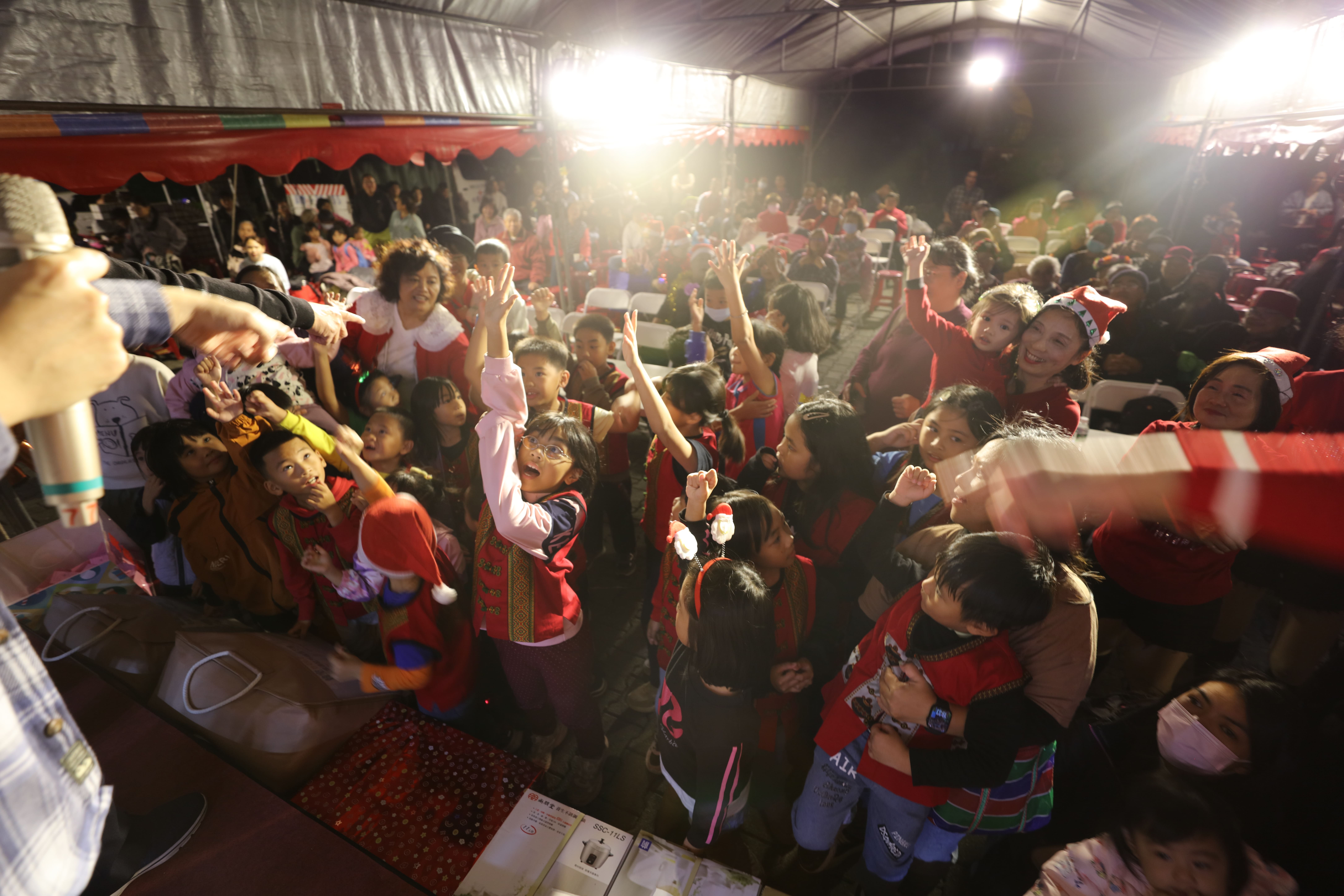 滿州鄉公所攜手恆基舉辦「滿州幸福聖誕樂」。孩子們踴躍回答問題領取問答小禮。(恆基提供)